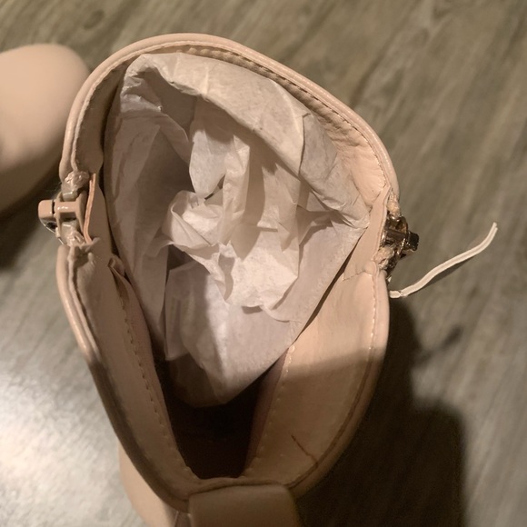 Jessica Cline- 3” Heel Bootie w/ Side Zip, New Cream Vegan Leather 6.5 - Picture 9 of 9